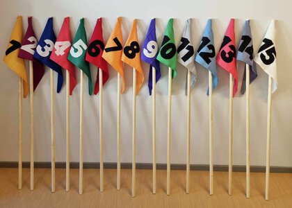 15 fargerike vimpler med nummer på, som skal markere postene på idrettselevenes tur - Klikk for stort bilde