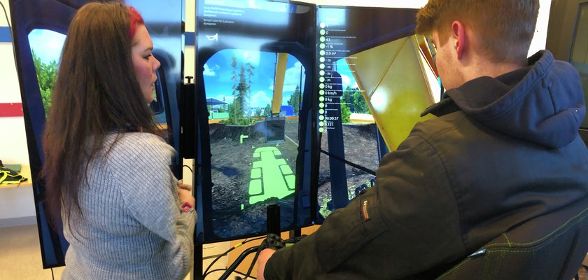 Lærer Yngvild Wennevold instruerer i bruk av gravemaskinsimulator. - Klikk for stort bilde